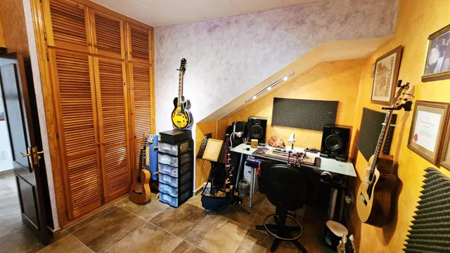 Encantador Chalet de 2 Plantas con Amplios Espacios y Terrazas — 31