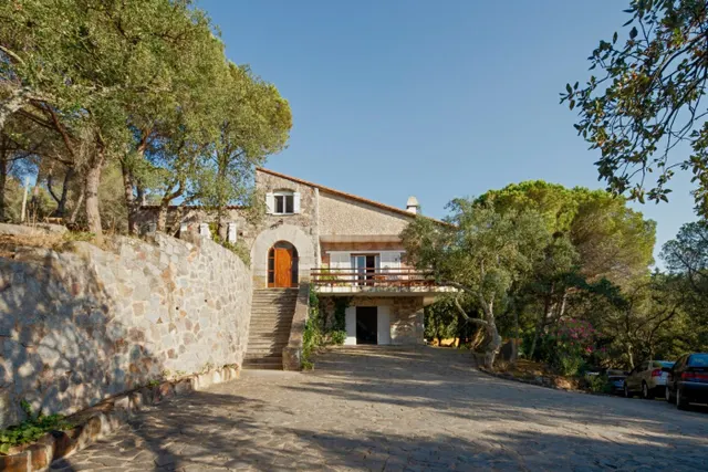 Espectacular casa con 4 Hectáreas de terreno y gran piscina  - foto 3