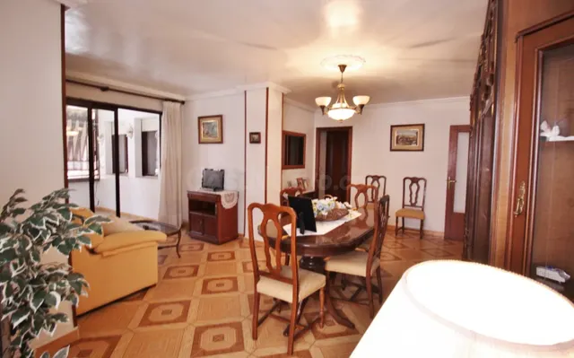 Amplia vivienda esquina con urbanización cerrada. - foto 4