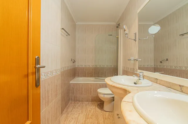 Luminoso piso exterior a esquina de 90 m2 con balcón, garaje y vistas despejadas en avenida de Alicante (vpo) — 25