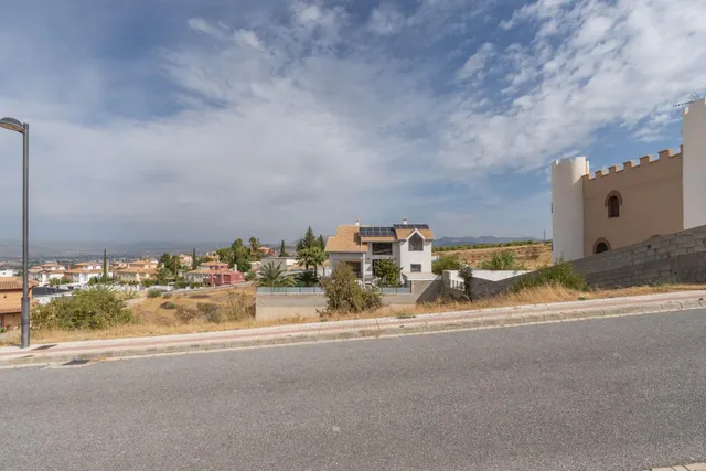Terreno urbano de 750 m2 en Altos de La Zubia. Parcela 17, manzana M — 16