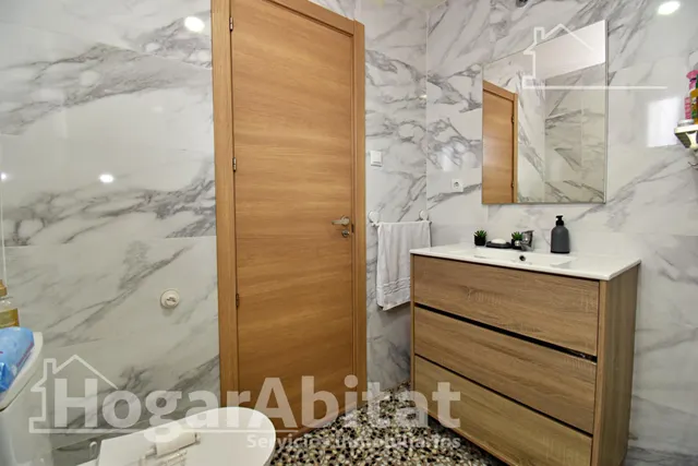 Amplitud y luz mediterránea en este piso totalmente reformado con terraza en Oliva — 34