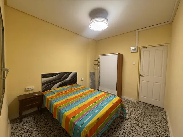 Bajo estudio ideal estudiantes · Zona universidades · 1 hab · Cocina y baño · Gastos no incluidos — 6
