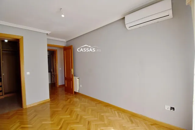 ZONA CENTRO-  Piso de 3 dormitorios y terraza. Ascensor. — 38