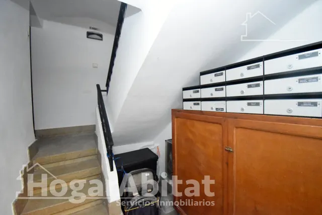 Disfruta de la luz natural y el encanto de vivir a un paso del centro en este acogedor piso con balcón — 32