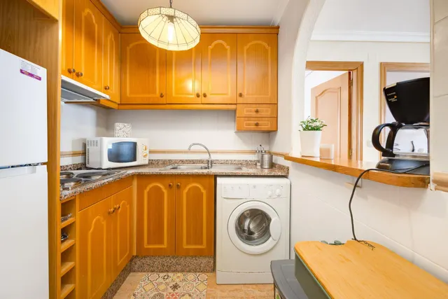 Apartamento de dos dormitorios con piscina comunitaria en el centro de Torrevieja — 18