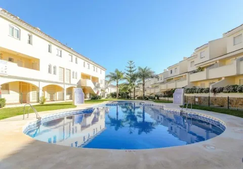 "Amplio y luminoso apartamento dúplex totalmente reformado en el corazón de Calahonda, a un paso de la playa"