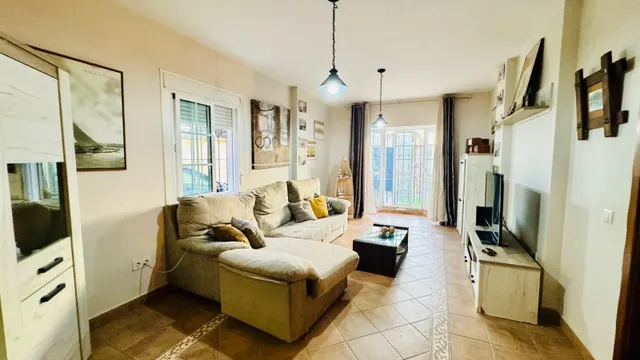 Chalet independiente con piscina, jardín y aparcamiento privado — 14