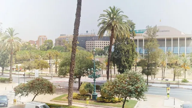 FRENTE AL PALAU DE LA MUSICA Y EL CAUCE DEL RIO TURIA