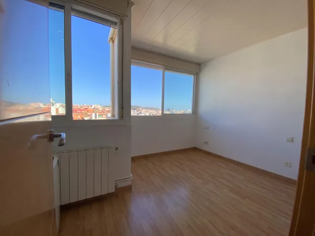 ÁTICO EXTERIOR CON TERRAZA, LUZ NATURAL Y PRIVACIDAD EN L’HOSPITALET — 11