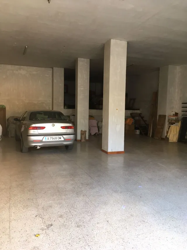 plaza de garaje super amplia ideal para 4 coches y sobra espacio. — 3