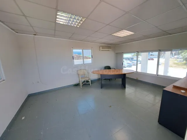 PEQUEÑA OFICINA EN ALQUILER