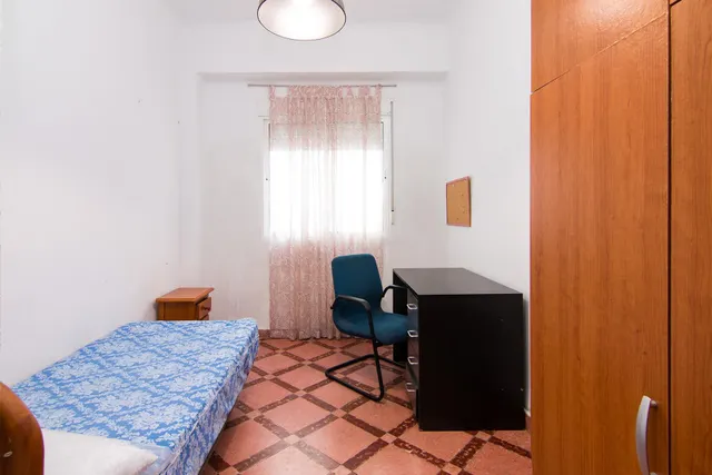 Por debajo de la Plaza Trinidad, a un paso de Facultad de Traductores, Derecho, Escuela de Arte y Oficios. Actualmente 6 estancias(incluido el salón). un cuarto de baño, un aseo, cocina. Techos Alto — 19