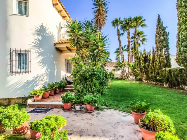 Chalet Vacacional con la piscina privada en La Zenia - foto 3
