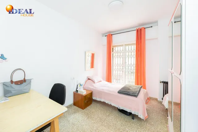 Venta de piso de 4 dormitorios y 2 baños en Granada (Zona Centro) — 12