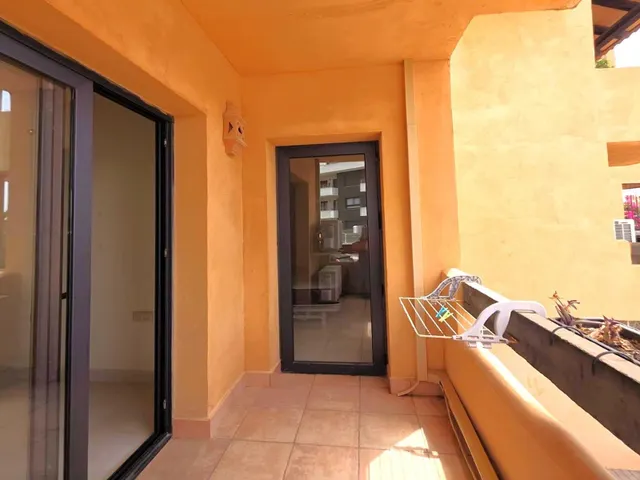Magnífica y espaciosa casa adosada de 4 plantas (aprox. 176 m2). Varias terrazas y gran zona de piscina comunitaria. Cerca de campos de golf, La Zenia Boulevard, y a poco más de 5 km de las playas. — 20