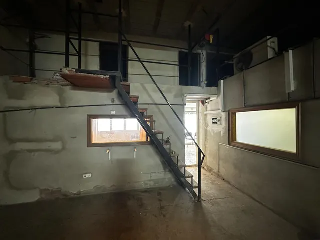 Local comercial con oficinas y zona de trabajo — 23