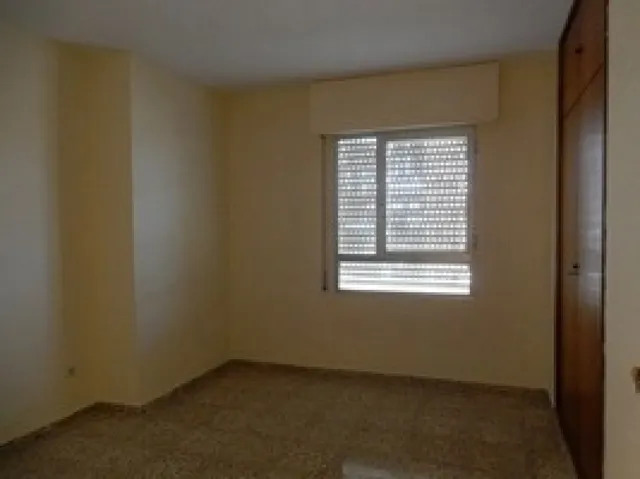Piso de 4 habitaciones, 2 baños, salón, cocina y terraza. — 6