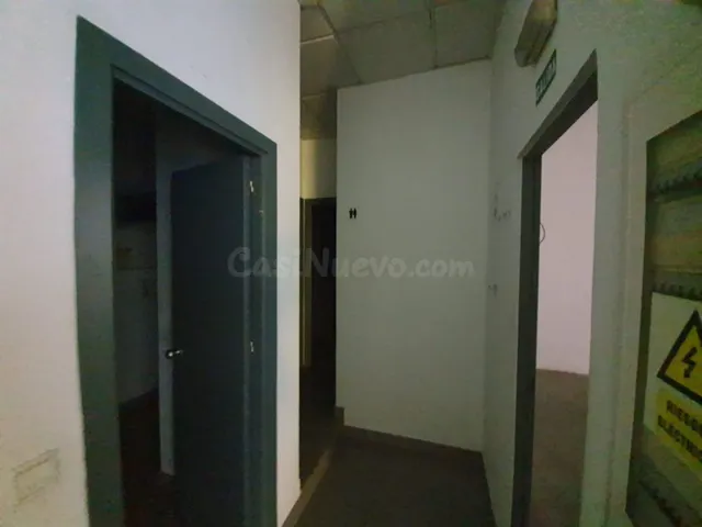 Local comercial 371m² en alquiler - Avenida de las Ciencias - foto 4