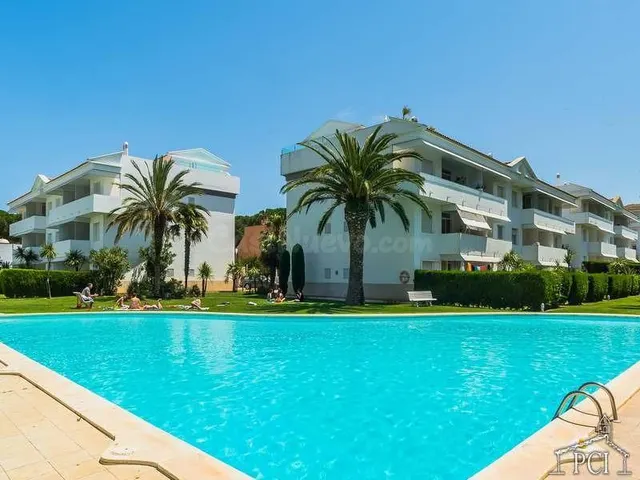 Apartamento en planta baja con jardín privado y piscina comunitaria en Pals — 2