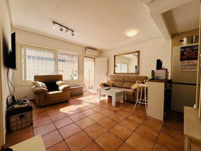 Encantador adosado con terraza y piscina comunitaria — 3