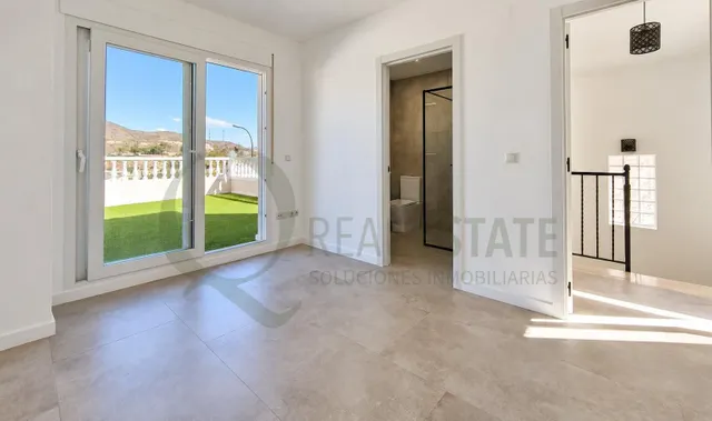 Chalet independiente con jardín y amplias terrazas en Lanuza, El Campello. — 23