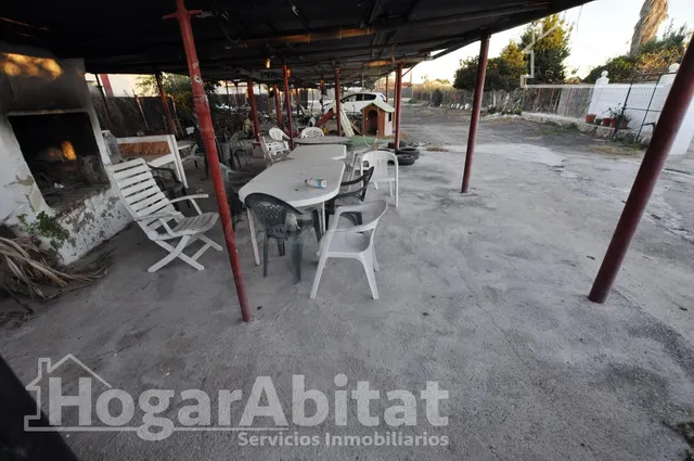 CASA CON GRAN TERRENO, PISCINA Y GARAJE CERCA DE LA PLAYA - foto 5