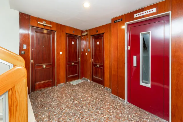 ¡Vive en pleno centro de Granada! Piso de 2 habitaciones con ascensor. — 7