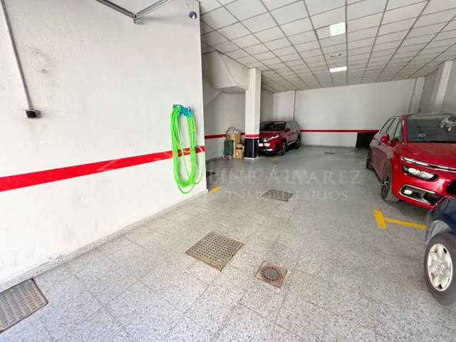 Plaza de garaje para coche pequeño o moto - 8metros, puerta  - foto 5