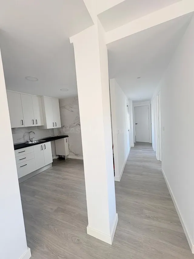 Piso reformado con terraza y vistas despejadas en ubicación  - foto 4