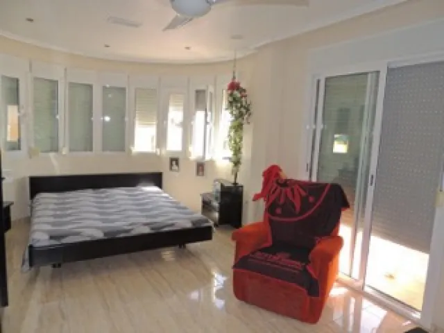 CHALET DE LUJO CON MUY BUENA ORIENTACION EN LUGAR MUY TRANQUILO — 11