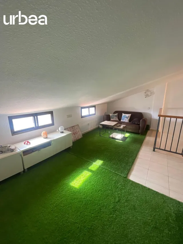 chalet adosado de tres plantas situado  en  EL Cerrado de Calderón. — 4