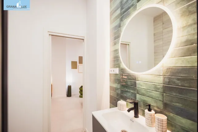 Tu refugio de diseño en el corazón de Granada: Estilo, practicidad y comodidad a pie de calle. — 12