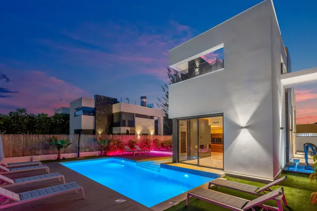 GRAN VILLA EN TORREVEIJA: 3 HAB, 3 BAÑOS — 11