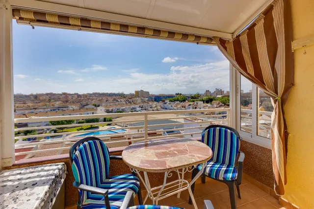 Apartamento 2 dormitorios con orientación sur y piscina comunitaria. — 2