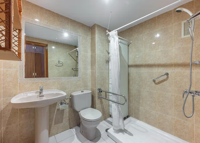 Piso familiar de 4 dormitorios con dos terrazas y piscina en el centro de Fuengirola — 24