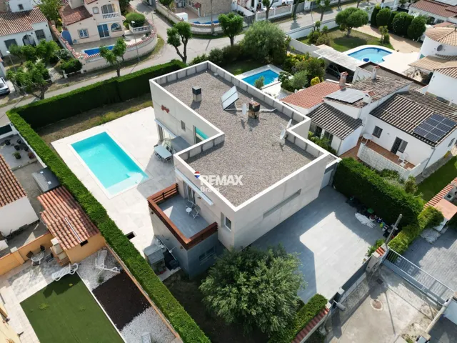 Empuriabrava | Exclusiva villa contemporánea con piscina pri - foto 3
