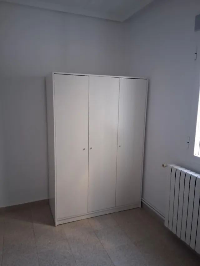 Amplio piso de cuatro dormitorios con muebles a estreno. — 18