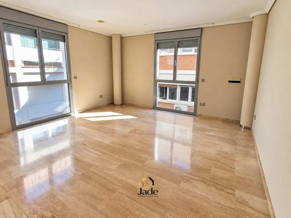 AMPLIO PISO SIN AMUEBLAR EN PLENO CENTRO – 3 DORMITORIOS Y 2 BAÑOS