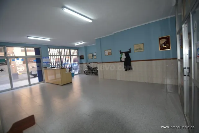 ¡¡ OPORTUNIDAD ÚNICA !! Amplio local comercial en el corazón