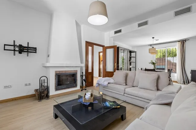 CHALET PAREADO CON DORMITORIO Y BAÑO EN PLANTA BAJA, BUHARDI - foto 3