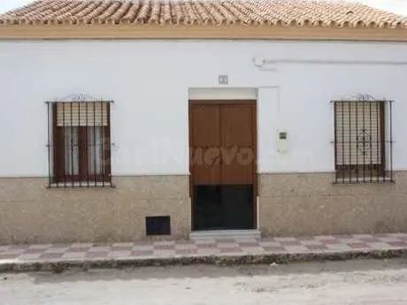 CASA CON PATIO EN PEDRERA