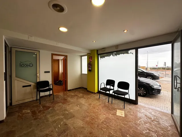 Local comercial con oficinas y zona de trabajo — 25