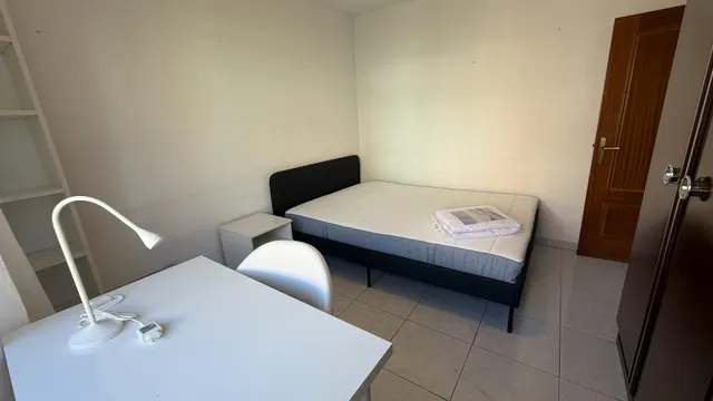 Piso de 4 dormitorios para estudiantes junto al metro en Móstoles — 16
