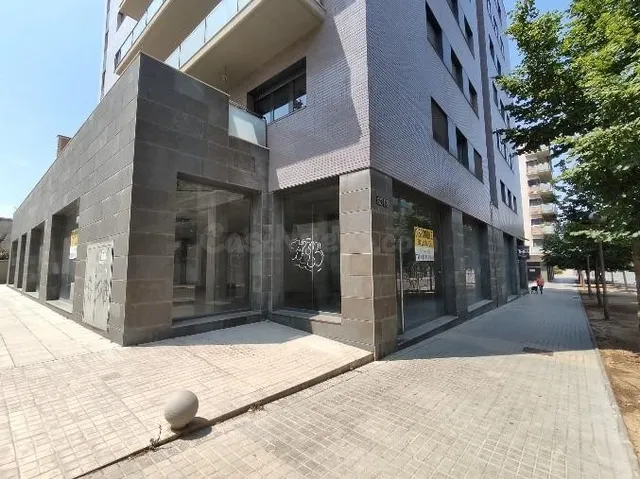 Amplio Local Comercial en Venta - La Bordeta, Lleida - foto 2