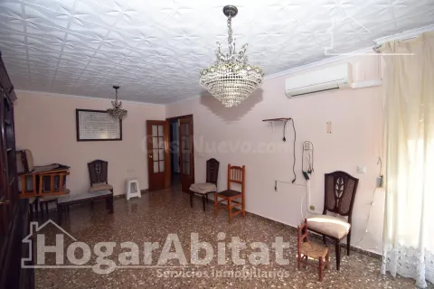 SEMIREFORMADO EXTERIOR DE CUATRO DORMITORIOS CON ASCENSOR, GARAJE Y TERRAZA
