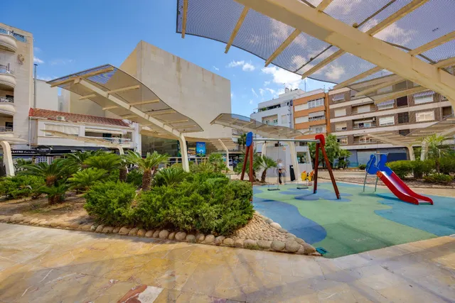 Atico de 3 Dormitorios en Residencial con Piscina en Torrevieja — 36