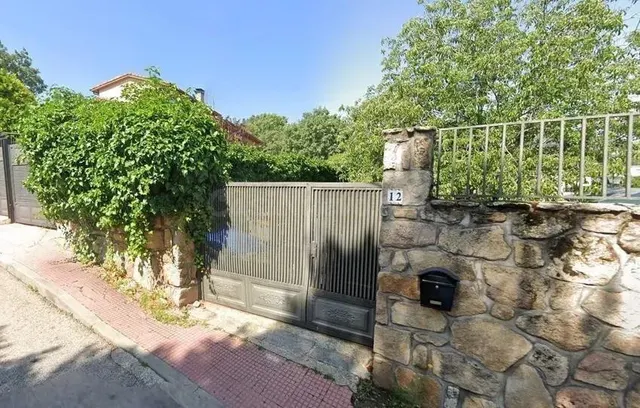 SE VENDE CASA OKUPADA en Calle Cerrillo Nº 12 Becerril de la