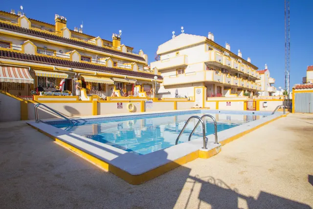 ADOSADO DE 3 DORMITORIOS Y 2 BAÑOS EN ORIHUELA COSTA — 41