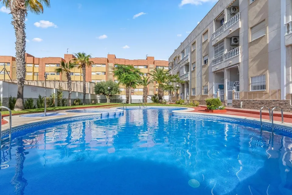 ☀️ ¡ENCANTADOR APARTAMENTO EN EL CENTRO DE TORREVIEJA CON PISCINA! ‍♂️